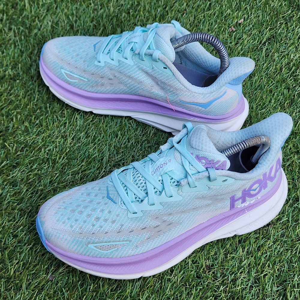 HOKA CLIFTON 9 - Womens Athletic Shoes - SIZE 6B